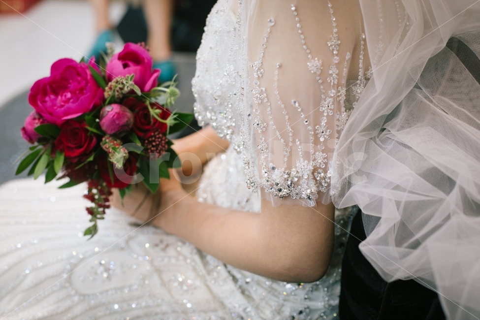 결혼식,부케,드레스,결혼,웨딩,웨딩드레스,신부,베일,비즈,꽃,wedding,bouquet,식물,자연,plants,nature,꽃,flower,사람,인물,인간,human,person,여성,여자,woman,female,lady,결혼,혼례,웨딩,wedding,marriage,marry,연출,컨셉,콘셉,direction,concept