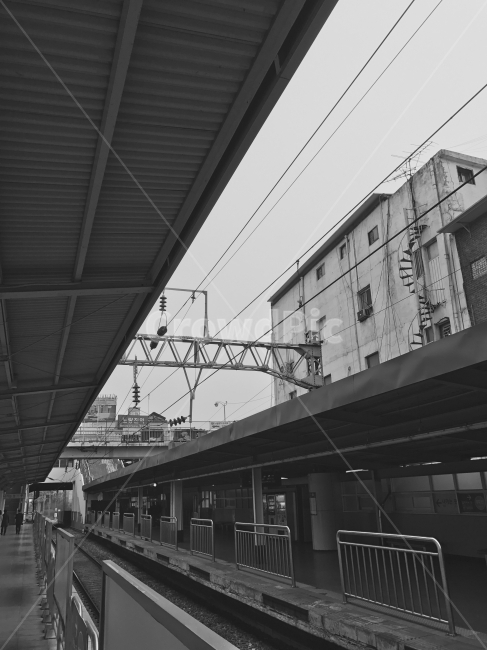 흑백,노량진,철도,지하철,오후,도시,풍경,city,landscape,한국도시풍경,한국도시경관,korea cityscape,흑백,모노톤,monochrome,black and white,교통,교통수단,traffic,transportation,train station,기차역,train,기차,terminal,단말기,vehicle,차량