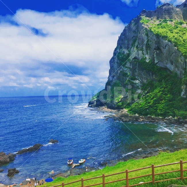 성산일출봉,하늘,바다,초원,제주도,구름,여행,시원한,삼다수,삼다,제주,여름,계절,summer,season,자연,풍경,nature,landscape,한국자연풍경,한국자연경관,korea nature landscape,제주도,jeju,jeju island,outdoors,옥외,promontory,곶,sea,ocean,대양,water,물,shoreline,해안선,land,땅