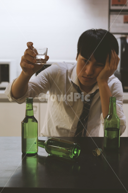 남성,남자,술,음주,과음,숙취,소주,소주병,알콜,취객,사람,인물,인간,human,person,남성,남자,man,male,술,주류,alcohol