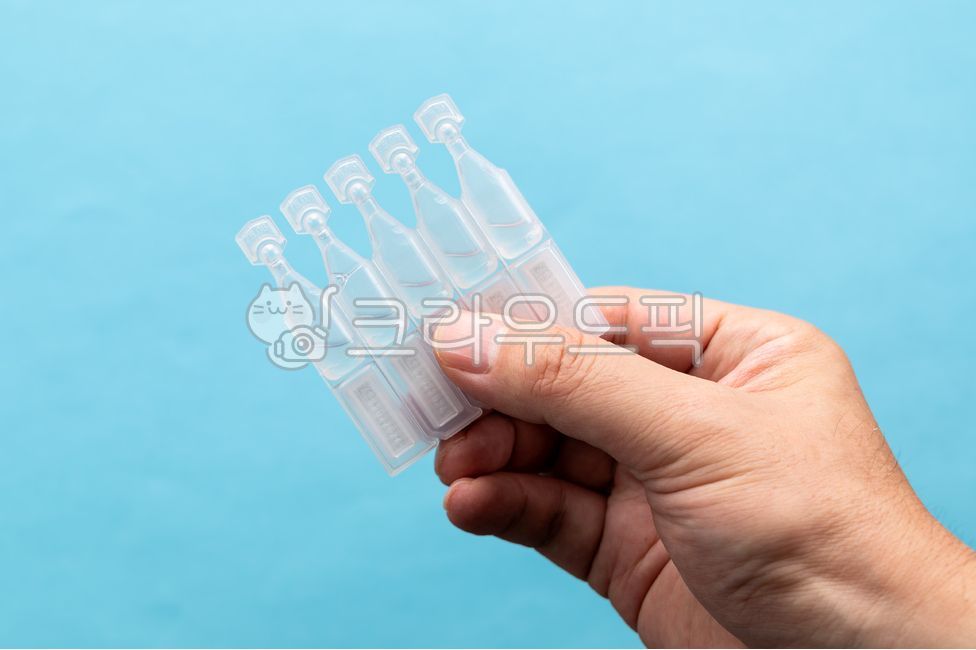 eye drops,blue background,eyewash,Medical treatment,hand gestures,medicine,dry eye,artificial tears,eye health,disposable,artificial tear fluid,healthcare,Medicine,Deterioration of vision,dry eye syndrome,Vision,Ophthalmology,catch,object,hand