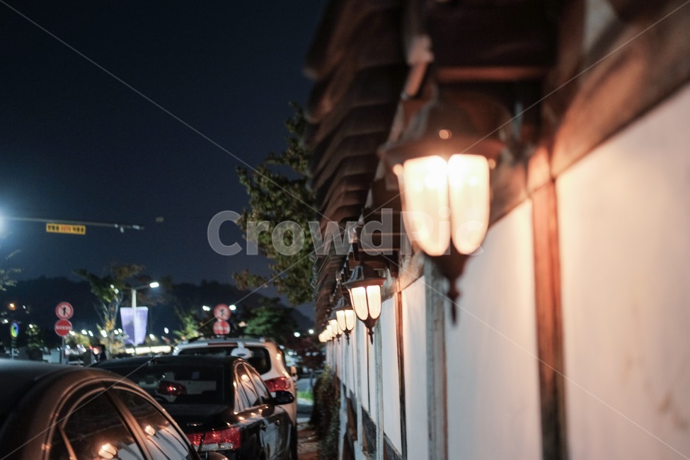 야경,한옥,조명,길거리,등불,거리,야경,밤,풍경,nightscape,night,landscape,한국전통,한국문화,korean traditional,korean culture,감성,sensible,feeling,car,차,vehicle,차량,transportation,교통,automobile,자동차