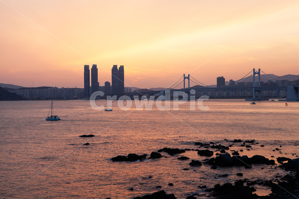 부산,해운대,해넘이,해안,해안산책로,산책로,돌,바위,바다,유람선,관광선,빌딩,건물,다리,대교,오후,반영,바닷물,해수,관광,관광지,해양도시,해변,해변가,항구,항구도시,항만,광안대교,해수욕장,해수욕,고층빌딩,고층건물,노을,구름,노을진,불빛,교통,교량,노을빛,신도시,배,요트,nature,자연,outdoors,옥외,redsky,붉은하늘,dusk,황혼,sky,하늘,dawn,새벽,sunset,일몰,boat,보트,pusan