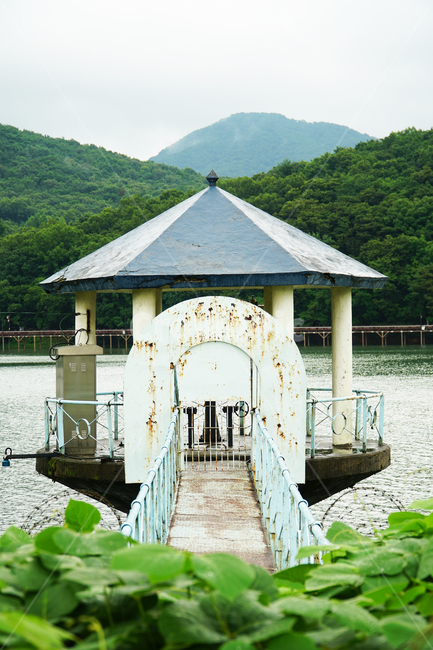 호수,백운호수,청계,연못,저수지,인공호수,청계산,백운산,모락산,둘레길,백운저수지,의왕시,의왕백운호수,풍경,자연,산,물,강,산책로,산책,비,장마,수위,수위조절,수문,구조물,벨브,밸브
