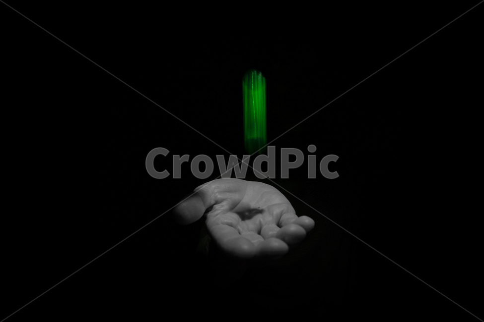 주사위,던지기,손,그림자,초록,green,dice,던지다,hand,finger,받다,받기,검정,throw,shadow,사람,인물,인간,human,person,신체일부,몸,body,손,제스처,표시,손짓,표현,gesture,hand,sign,expression,흑백,모노톤,monochrome,black and white