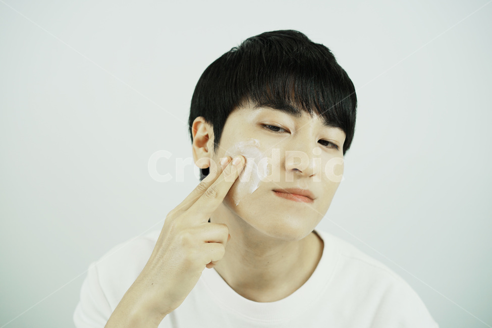 남자,뷰티,스킨케어,피부관리,화장품,로션,beauty,skincare,cosmetic,남성,lotion,그루밍족,사람,인물,인간,human,person,얼굴표정,facial expression,face,남성,남자,man,male,감정표현,기분,feeling,emotion,뷰티,미용,beauty treatment