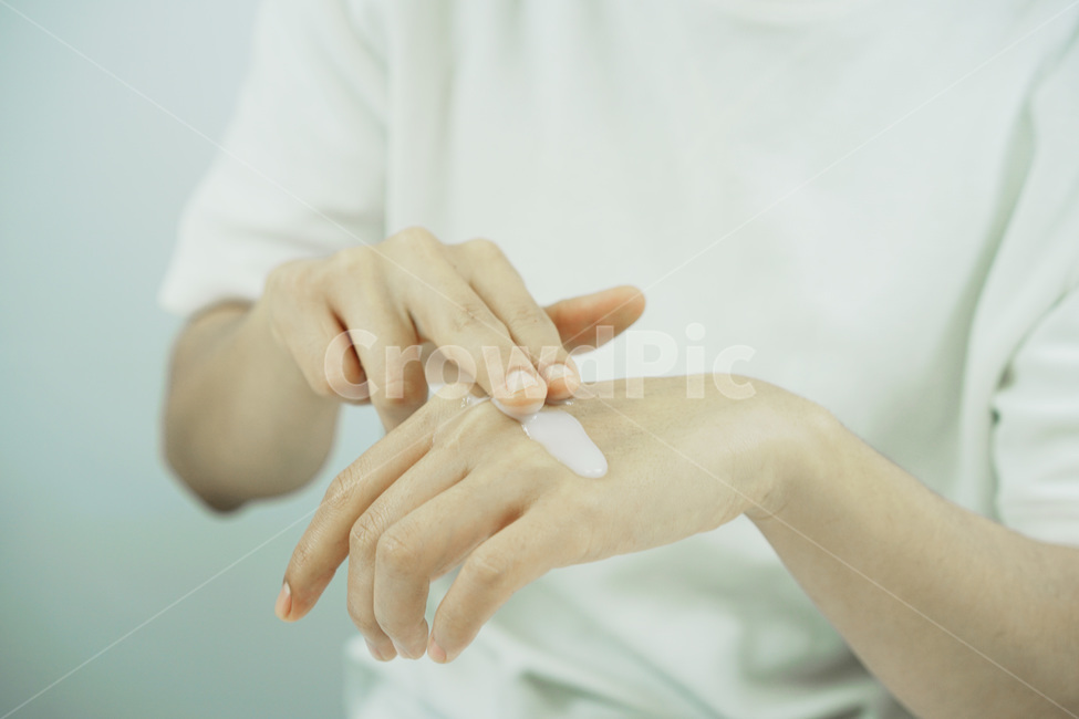 손,신체일부,뷰티,스킨케어,피부관리,화장품,핸드크림,hand,cream,beauty,skincare,cosmetic,남성,사람,인물,인간,human,person,신체일부,몸,body,뷰티,미용,beauty treatment