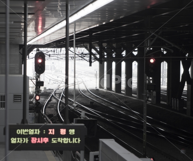 용산역,기차,역,train,station,subwaystation,아시아,교통수단,도시,수송,수평구성,야외,지하철,지하철역,한국,korea,seoul,서울,교통,교통수단,traffic,transportation,train station,기차역,vehicle,차량,light,빛,traffic light,신호등