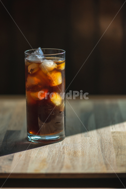 커피,아이스커피,아메리카노,블랙커피,coffee,icedcoffee,iced,americano,시원한,시원한음료,아이스아메리카노,아이스블랙커피,컵,유리컵,나무테이블,ice,아이스,커피,카페,coffee,cafe