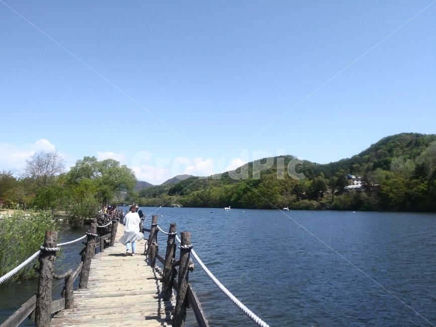 호수,나무다리,산,하늘,timberbridge