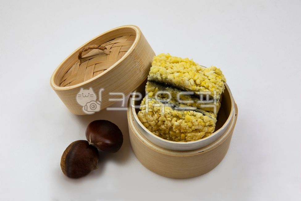 Rice cake,yellow soybean paste rice cake,steamer,chestnut,food,ricecake,yellow rice cake,plant,holiday snack,yellowricecake,chuseok,grain,Chuseok,yellowsoybeanpaste
