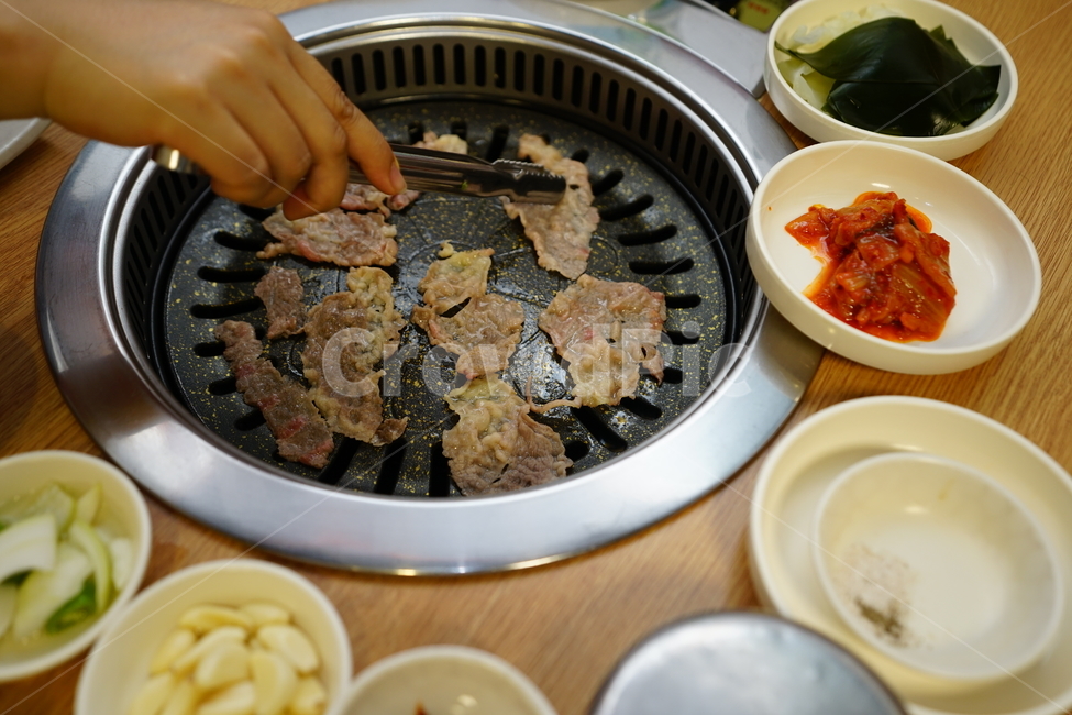 고기,차돌박이,육류,육식,안주,술안주,푸드,음식,안줏거리,안주거리,꼬기,구이,먹거리,술자리,한식,사람,인물,인간,human,person,신체일부,몸,body,음식,식재료,요리,food,cook,meal,dishes,food reserves,육류,고기,meat