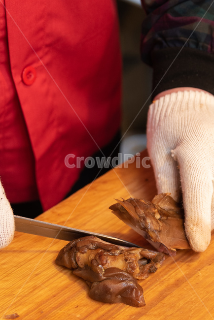 음식,족발,돼지,고기,돼지고기,사람,인물,인간,human,person,신체일부,몸,body,음식,식재료,요리,food,cook,meal,dishes,food reserves,한식,한국음식,한국요리,korean food,korean dishes,korean meal,korean cook