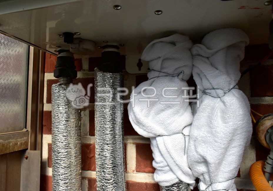 보일러,보일러배관,동파,동파예방,동파방지,겨울한파,한파,한파예방,겨울준비,월동,월동준비,영하,영하온도,겨울,추운,겨울온도,얼다,겨울동파,감싸다,보일러튜브,보일러관,튜브,관,알류미늄,수도관,보온재,은박,배관,파이프,커버,보온,보온커버,단열,파이프배관,winterfreeze,boiler,subzero,temperature,subzerotemperature,freeze,cover,pipepackaging,warmly,coldwave,lagging,insulation