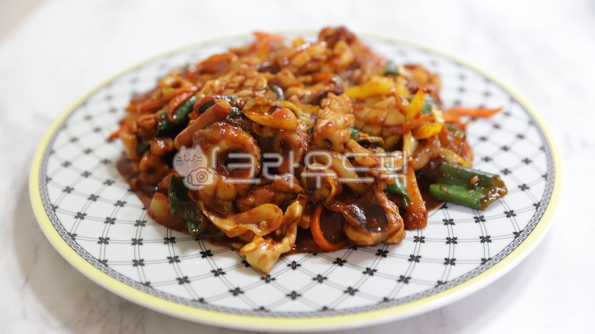 음식,오징어볶음,볶음요리,stirfriedfood,오징어,안주,한식,매운음식,고춧가루,고추장,redpepperpowder,redpepperpaste,요리,식사,해물,spicy,해산물,cook,seafood,수산물,spicyfood,food,매콤,meal,매운요리,당근,식재료,대파,양파,koreanfood,양배추,야채,vegetable,kdreancook,onion,koreancuisine,ingredient,leek,cabbage,squid,stirfriedsquid,snack,plate,roundplate,한국요리,한국음식,koreancook,koreanfood