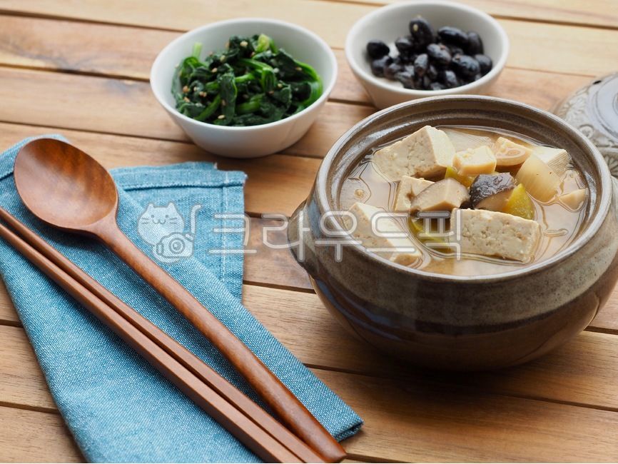 된장국,된장찌개,숟가락,젓가락,반찬,배경,음식,요리,한국음식,아시아음식,전통음식,두부,뚝빼기,한국문화,웰빙,웰빙음식,misosoup,soybeanpastestew,spoon,chopsticks,sidedish,background,food,cooking,koreanfood,asianfood,traditionalfood,tofu,photography,koreanculture,wellbeing,wellnessfood,음식,식재료,요리,food,cook,meal,dishes,food reserves