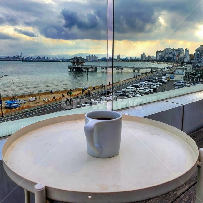 cup,컵,커피컵,커피한잔,아라비카커피,해변카페