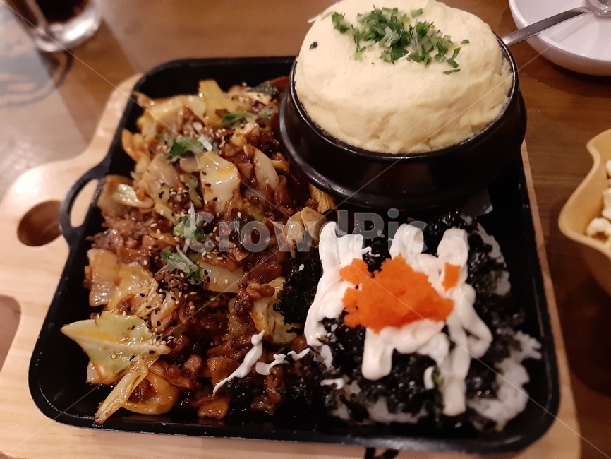 오돌뼈,볶음,계란찜,주먹밥,날치알,식사,안주