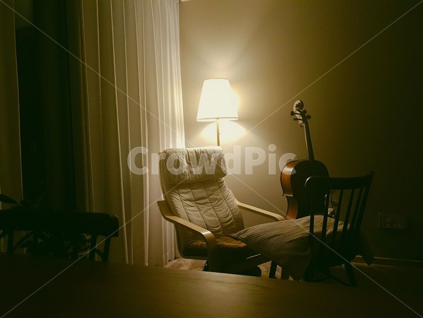 조명,의자,첼로,분위기,밤,감성,sensible,feeling,인테리어,실내디자인,interior design