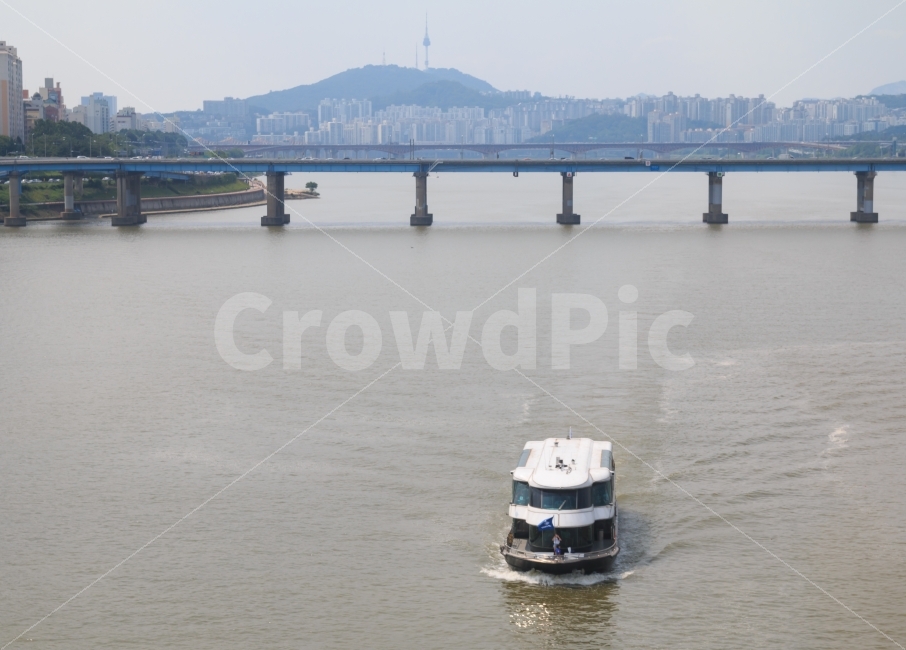 한강,유람선,서울,강물,남산,여행,관광,배,선박,다리,도시,풍경,city,landscape,교통,교통수단,traffic,transportation,vehicle,차량,boat,보트,watercraft