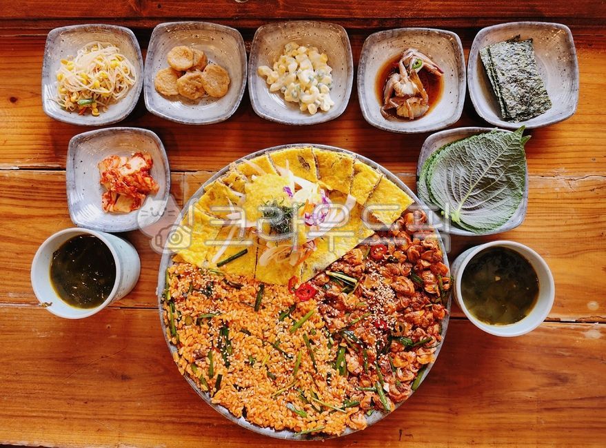 꼬막비빔밥,꼬막무침,꼬막,무침,비빔밥,비빔,쌀,밥,쌀밥,육전,고기전,소고기전,상차림,밑반찬,반찬,밥반찬,깻잎,간장게장,마카로니샐러드,콩나물무침,콩나물,오뎅볶음,오뎅,어묵볶음,어묵,접시,게장,간장꽃게장,게,꽃게,조개,조개무침,소고기,양념,참깨,깨,고기,샐러드,소스,드레싱,배추김치,전,김,야채,마요네즈,마카로니,채소,미역국,국,음식,식사,food,meal,beef,sesame,meat,rice