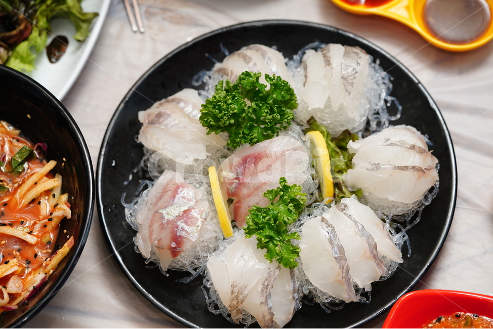 회,횟감,생선,fish,안주,먹거리,푸드,음식,술안주,살점,레몬,야채,음식,식재료,요리,food,cook,meal,dishes,food reserves,수산물,해산물,fishery products,seafood