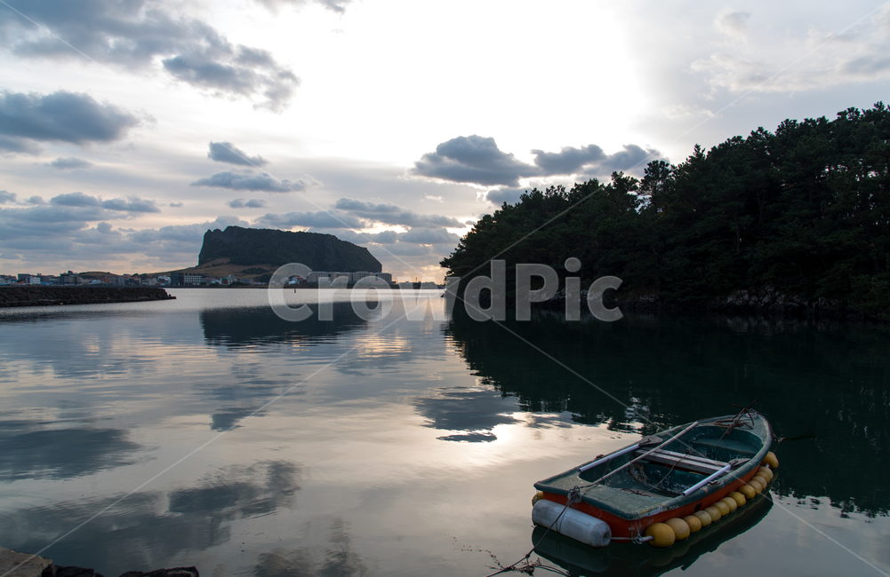 제주도,성산,바다,풍경,반영,배,자연,풍경,nature,landscape,한국자연풍경,한국자연경관,korea nature landscape,제주도,jeju,jeju island,watercraft,선박,transportation,교통,vessel,용기,vehicle,차량