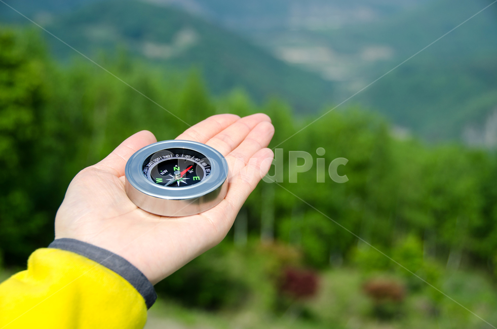 나침반,손,자연,모험,여행,화살표,배경,방향,발견,장비,탐험,여성,지리,잔디,녹색,가이드,하이킹,산,탐색,북쪽,야외,경로,사람,남쪽,봄,여름,여자,백그라운드,컨셉,안내,아웃도어,연출,컨셉,콘셉,direction,concept