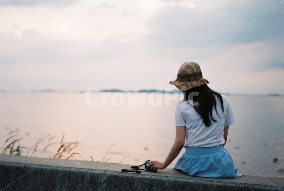 필름,필름사진,감성,여성,바다,노을,필름카메라,감성사진,뒷모습,풍경,하늘,구름,인물사진,인물,film,emotional,woman,behind,landscape,portrait,사람,인물,인간,human,person,여성,여자,woman,female,lady,여행,휴가,traveling,vacation,trip,사진작가,포토그래퍼,photographer,감성,sensible,feeling