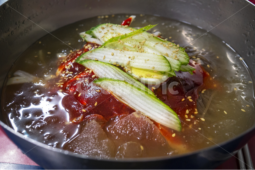 냉면,여름,물냉면,시원한,더위,여름음식,오이,양념장,국물,매콤한,새콤한,한국,한국음식,korea,food,음식점,맛집,물,면발,국수,무더위,음식,식재료,요리,food,cook,meal,dishes,food reserves,면류,면요리,noodles,한식,한국음식,한국요리,korean food,korean dishes,korean meal,korean cook