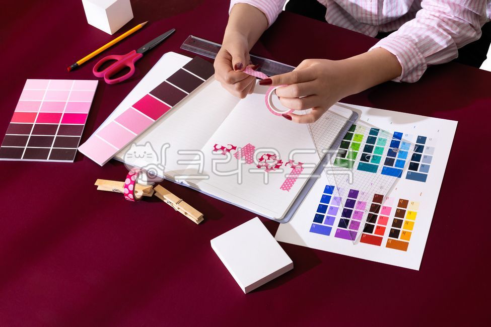 decorate,ruler,primary color,tape,diy,stationery,palette,female,plan,Creation,imagination,Viva Magenta,Dakku,color chip,style,magenta,note,Inspiration,pink,Art,strong,Fingernail,color,artist,adornment,idea,originator,paper,design,table,hand,finger,creator