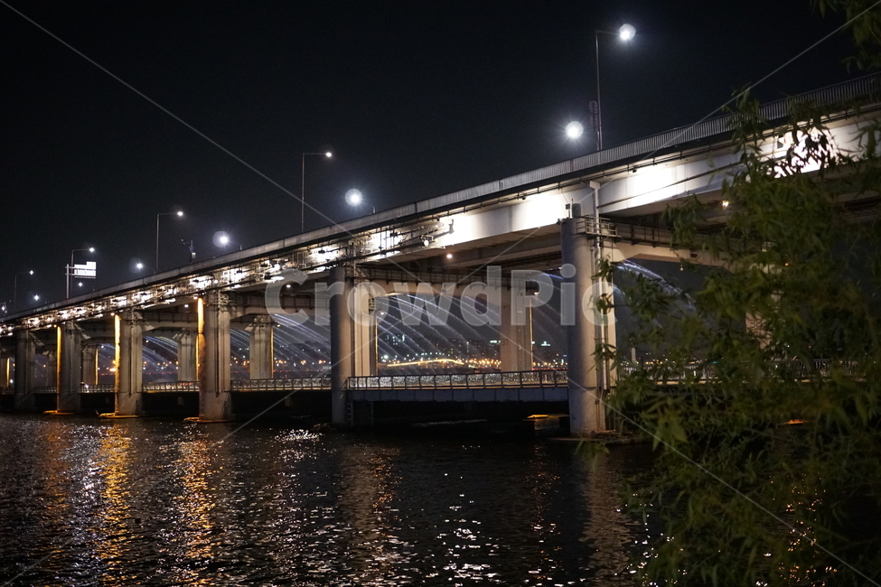 한국,코리아,korea,서울,seoul,풍경,landscape,야경,nightview,nightscene,nightscape,한강,hanriver,반포대교,한강다리,교량,bridge,불빛,물줄기,밤하늘,가로등,무지개분수,반포대교무지개분수,야경,밤,풍경,nightscape,night,landscape,도시,city,한국도시풍경,한국도시경관,korea cityscape,road,도로,다리,building,건물