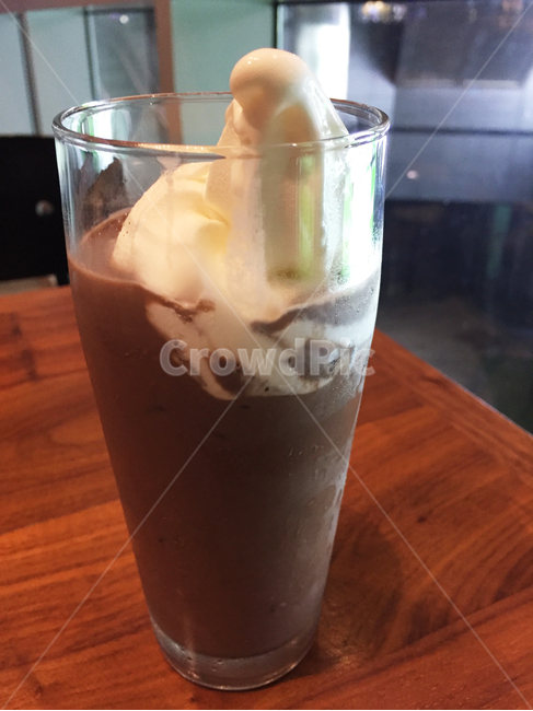 아이스초코,아이스초코라떼,카페,아이스크림,테이블,스위트음료,음료수,drink,beverage