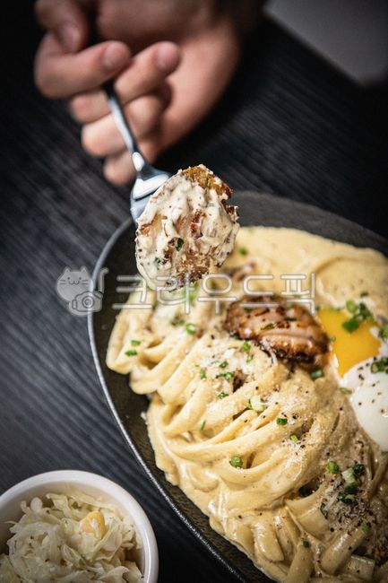파스타,크림스파게티,크림파스타,스파게티,조개,해산물,해물스파게티,소스,크림소스,음식,식사,메뉴판,요리,탑뷰,연출컷,접시,플레이팅,포크,나이프,찌란,전복