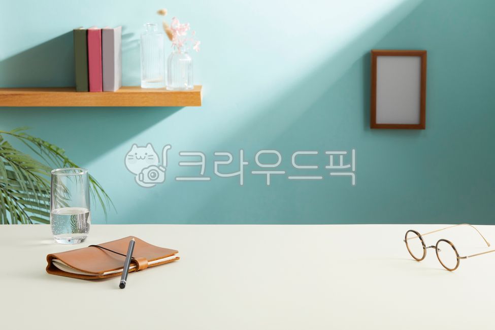 note,beam,study,idea,memo,office,out of focus,sun,at home,Modern,palm tree,pastel,trim,leaves,copy space,beverage,pen,work from home,table,business,home office,Notebook,work,pencil,leaf,diary,face,sunlight,desk,coffee,window light,Photo Frame