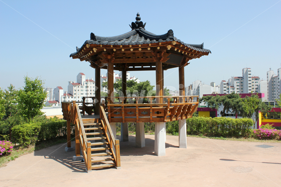 정자,한국,전통,기와,난간,계단,공원,정원,봄,지붕,나무,기둥,건축,갈색,브라운,하늘,자연,빈,비어있는,전통적인,실외,야외,천장,휴식,나무기둥,돌기둥,조경,도시,도심,서울,대한민국,나무계단,한국전통,한국문화,korean traditional,korean culture,건축물,건물외관,exterior,building,structure,architecture,construction