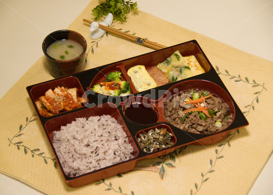 도시락,백반,불고기,계란말이,달걀말이,김치,된장국,멸치조림,전,젓가락,집밥,현미밥,맛있는,푸짐한,밥상,음식,식재료,요리,food,cook,meal,dishes,food reserves,한식,한국음식,한국요리,korean food,korean dishes,korean meal,korean cook