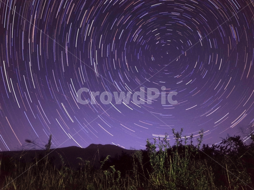 star trail,night sky,A journey through the stars,star photo,photo of the star