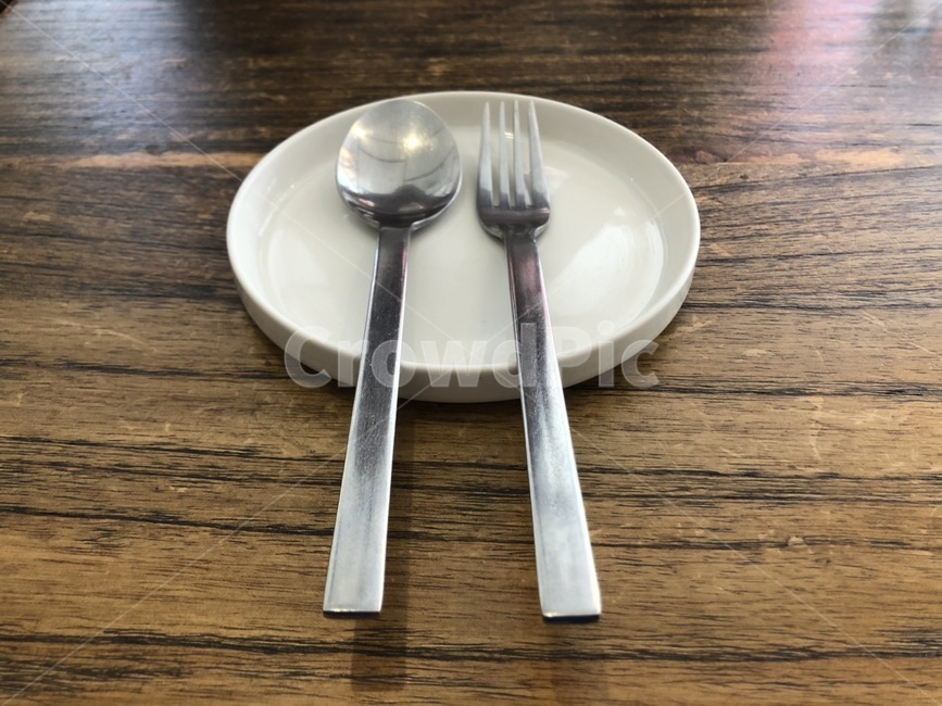 식기,수저,포크,접시,셋팅,테이블,나무테이블,식사,준비,스푼,식사준비,깔끔한,깨끗한,반짝이는,흰색접시,사물,물건,오브젝트,식탁,tableware,cutlery,fork,plate,setting,woodentable,meal,preparation,spoon,mealpreparation,neat,clean,shiny,whiteplate,things,objects,table