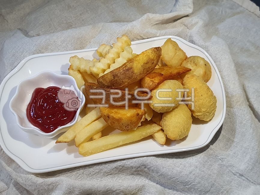 감자튀김,튀김,감자,크링클컷,슈스트링,반달감자,웨지감자,food,음식,케첩