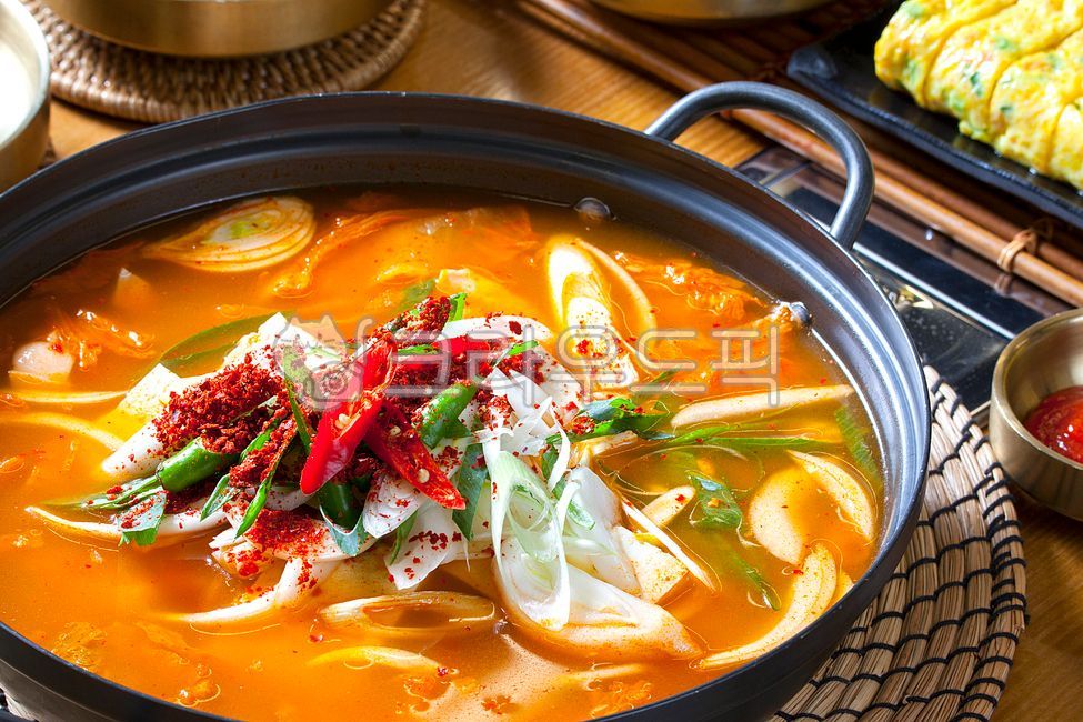 김치찌게,김치찌개,돼지고기,돼지고기김치째개,돼지고기김치찌게,식사,음식점,식당,국물,얼큰,식재료,두부,고추,파,food,한국음식,전통음식,김치,묵은지,한국김치,한식,숙성김치,야채,채소,두부전골,두부요리,요리,전통요리,한국요리,돼지김치찌개,돼지김치찌게