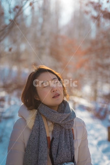 강원도,눈,자작나무숲,겨울,겨울여행,원대리,빛,따뜻함,청량함,모델,인물사진,겨울,계절,winter,season,사람,인물,인간,human,person,얼굴표정,facial expression,face,여성,여자,woman,female,lady,감정표현,기분,feeling,emotion,감성,sensible,휴식,힐링,rest,relaxation,healing