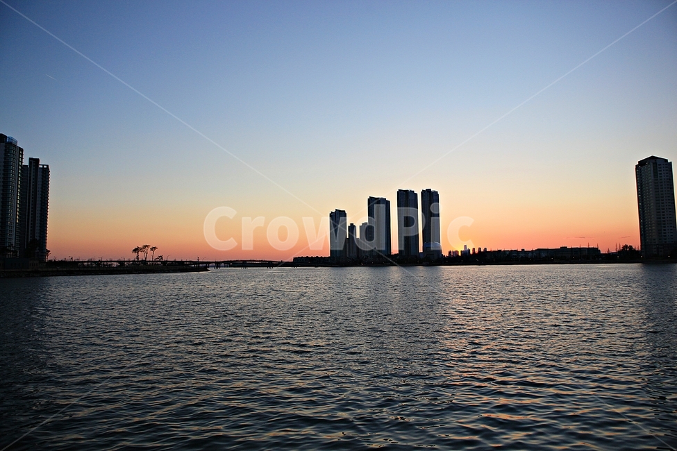 바다,아파트,빛,풍경,자연,배경,도시,풍경,city,landscape,한국도시풍경,한국도시경관,korea cityscape,실루엣,그림자,silhouette,shadow,outdoors,옥외,nature,dawn,새벽,red sky,붉은 하늘,dusk,황혼,sunset,일몰,sky,하늘