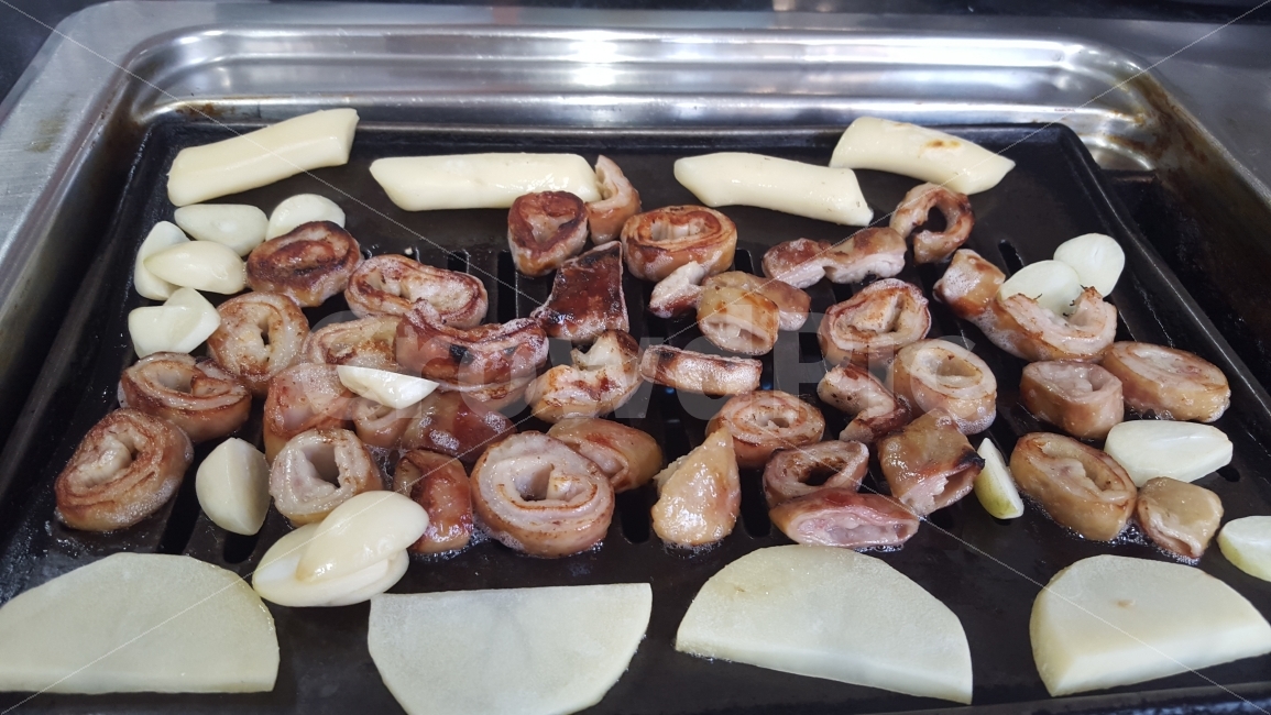막창,감자,기름,비만,저녁,맥주,점심,식사,야식,구이,불판,돼지,마늘,떡,음식,식재료,요리,food,cook,meal,dishes,food reserves,육류,고기,meat,한식,한국음식,한국요리,korean food,korean dishes,korean meal,korean cook