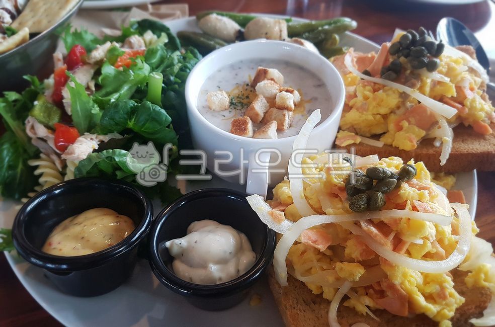 soup,lunch,salad,egg,salmon,plate,sandwich,food,open toast,meal,Croutons,dish,brunch,cup