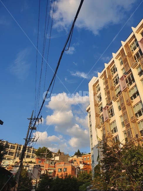 sky,clear sky,dormitory,pretty sky,building