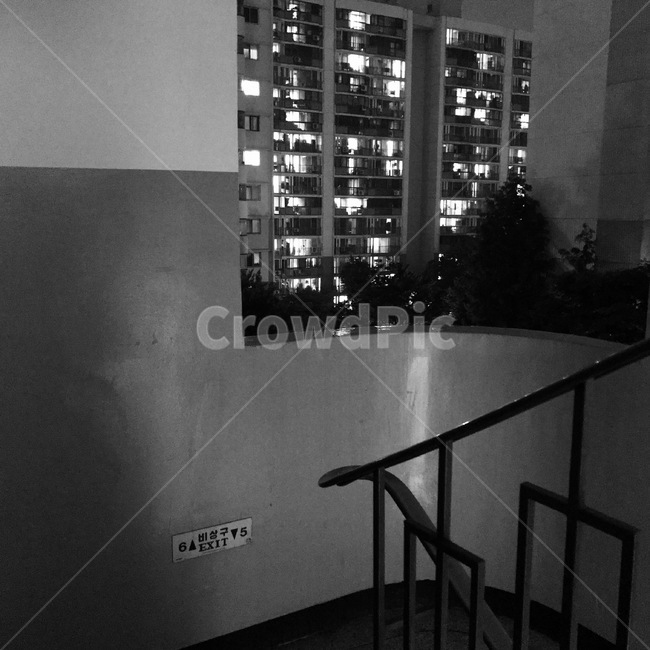 아파트,비상계단,모노톤,흑백,비상구,야경,밤,풍경,nightscape,night,landscape,흑백,모노톤,monochrome,black and white,건축물,건물외관,exterior,building,structure,architecture,construction,banister,난간,handrail,railing