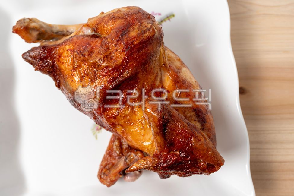 chicken,whole chicken,whole chicken,bbq,grilled chicken,oasted chicken,crispy skin,golden brown,dinner,food,delicious,savory,plate
