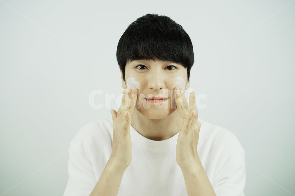 남자,뷰티,스킨케어,피부관리,화장품,로션,beauty,skincare,cosmetic,남성,lotion,그루밍족,사람,인물,인간,human,person,얼굴표정,facial expression,face,남성,남자,man,male,감정표현,기분,feeling,emotion,뷰티,미용,beauty treatment