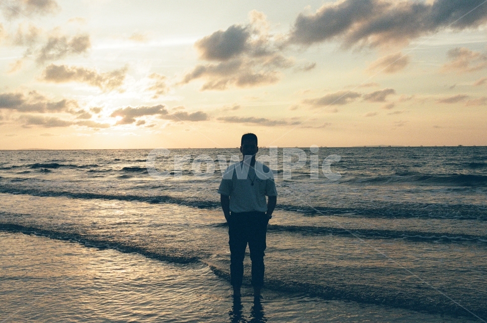 바다,남자,태양,노을,구름,바다풍경,태국,해변,바다,beach,sea,사람,인물,인간,human,person,남성,남자,man,male,인물실루엣,사람실루엣,character silhouette,human silhouette,여행,휴가,traveling,vacation,trip,감성,sensible,feeling,고독함,외로움,쓸쓸함,우울함,슬픔,lonely,solitary,water,물,nature,자연,ocean,대양,outdoors,옥외,standing,서 있는